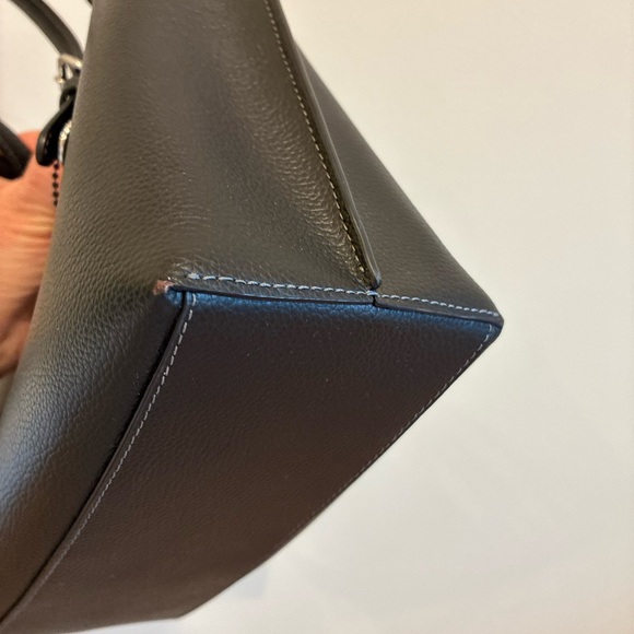 Coach Mollie Tote Bag 25 in black leather. - Picture 4 of 9